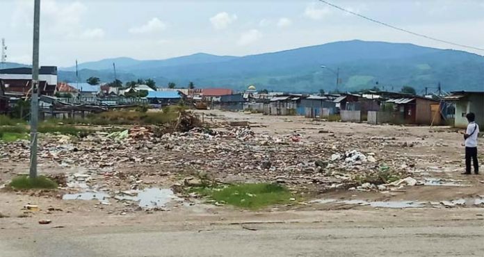 Tumpukan Sampah Merusak Pemandangan RTH di Bombana