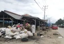 Fenomena Tumpukan Sampah di Pasar Ladongi Koltim Fenomena Tumpukan Sampah di Pasar Ladongi Koltim