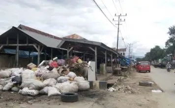 Fenomena Tumpukan Sampah di Pasar Ladongi Koltim Fenomena Tumpukan Sampah di Pasar Ladongi Koltim