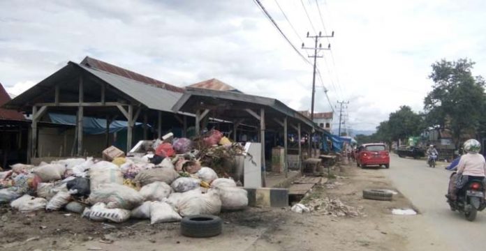 Fenomena Tumpukan Sampah di Pasar Ladongi Koltim