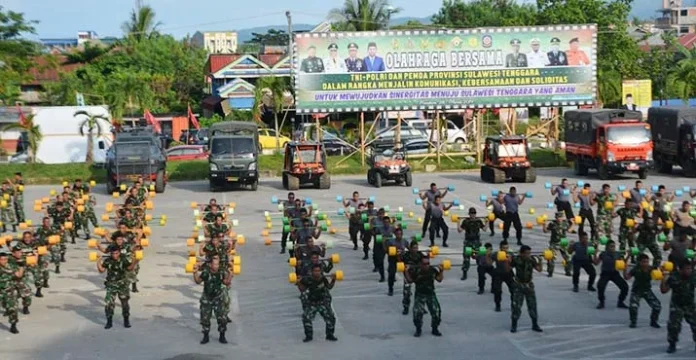 TNI - Polri di Sultra Kompak Senam Barbel Bersama
