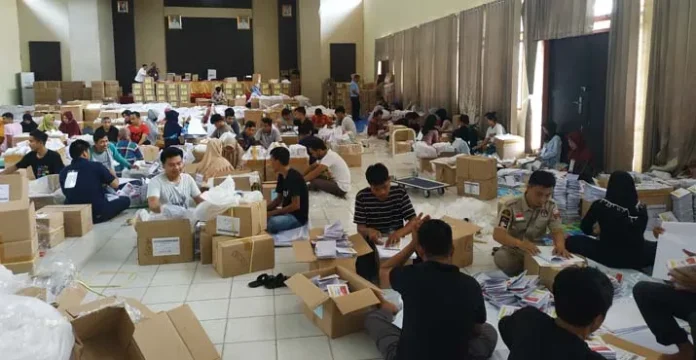 100 Orang Dilibatkan Dalam Pelipatan dan Penyortiran Surat Suara