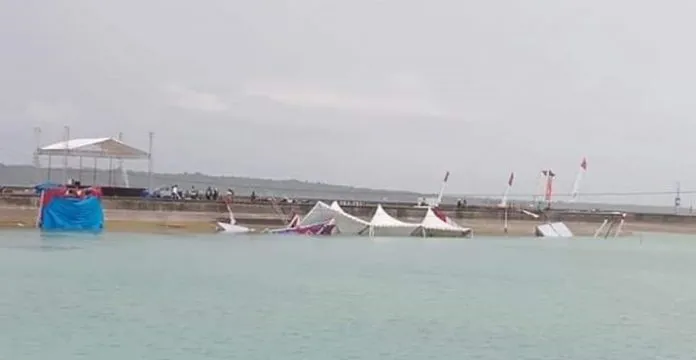 tenda_roboh HPSN 2019 di Wakatobi, Angin Kencang Terbangkan Stan ke Laut