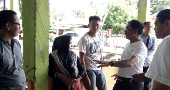 Pakai Baju Putih, Bupati Kolut Mencoblos di TPS 7 Lasusua