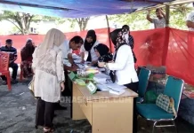 Pakai Baju Putih, Bupati Kolut Mencoblos di TPS 7 Lasusua Pakai Baju Putih, Bupati Kolut Mencoblos di TPS 7 Lasusua