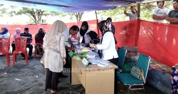 BUPATI MEMILIH Pakai Baju Putih, Bupati Kolut Mencoblos di TPS 7 Lasusua