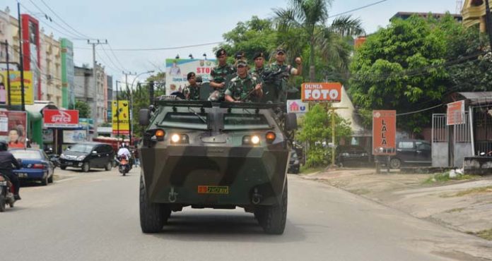 Gunakan Kendaraan Taktis Anoa, Danrem 143 HO Pantau Pengaman Pemilu