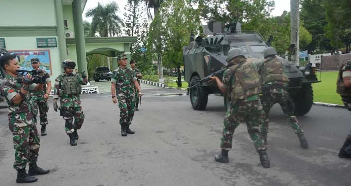 Gunakan Kendaraan Taktis Anoa, Danrem 143 HO Pantau Pengaman Pemilu