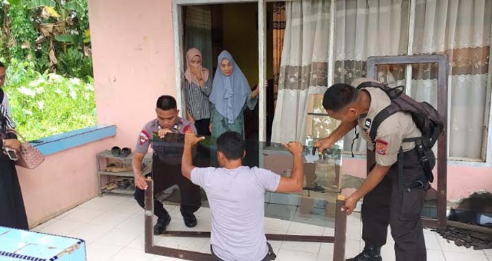 Rumah Nenek Yudahusna Diperbaiki Brimob Polda Sultra