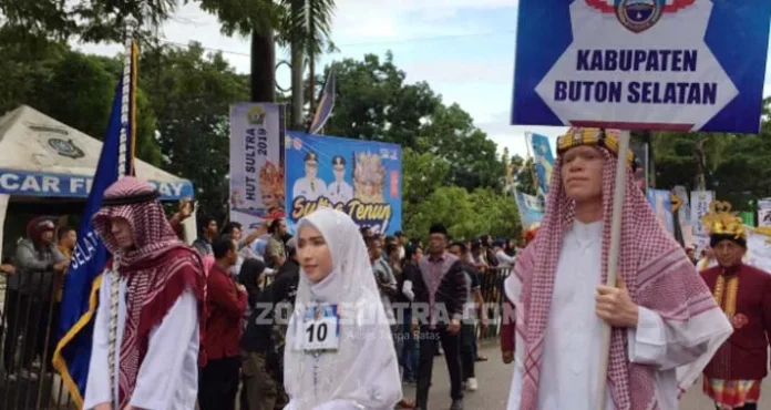 KONTINGEN BUSEL 1 Albino Jadi Maskot Busel di Sultra Tenun Karnaval 2019