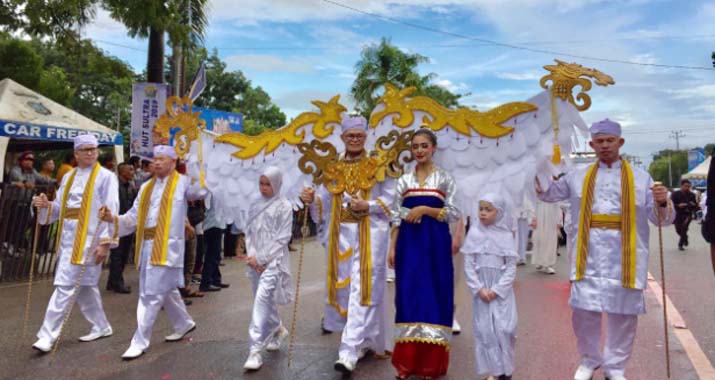 Albino Jadi Maskot Busel di Sultra Tenun Karnaval 2019