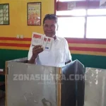 Hanya Didampingi Ajudan, Bupati Kolaka Mencoblos di TPS 11 Watuliandu Hanya Didampingi Ajudan, Bupati Kolaka Mencoblos di TPS 11 Watuliandu