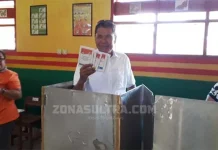 Hanya Didampingi Ajudan, Bupati Kolaka Mencoblos di TPS 11 Watuliandu Hanya Didampingi Ajudan, Bupati Kolaka Mencoblos di TPS 11 Watuliandu