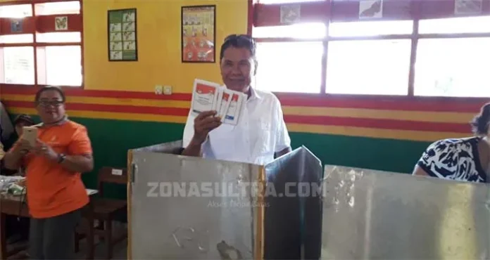 Hanya Didampingi Ajudan, Bupati Kolaka Mencoblos di TPS 11 Watuliandu