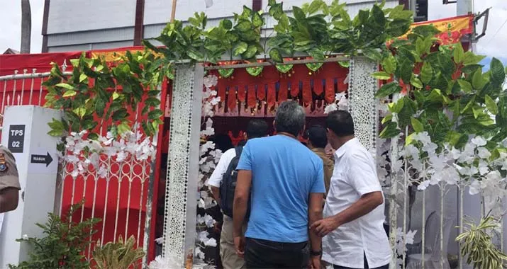 TPS 2 Punggaloba Kendari Dihias Seperti Pelaminan