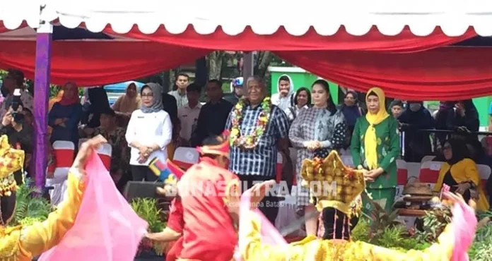Sempat Tak Terlihat, Ali Mazi Akhirnya Hadiri Sultra Tenun Karnaval