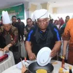 Ali Mazi dan Lukman Abunawas Adu Jago Masak Nasi Goreng di HUT Sultra Ali Mazi dan Lukman Abunawas Adu Jago Masak Nasi Goreng di HUT Sultra