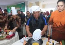 Ali Mazi dan Lukman Abunawas Adu Jago Masak Nasi Goreng di HUT Sultra Ali Mazi dan Lukman Abunawas Adu Jago Masak Nasi Goreng di HUT Sultra