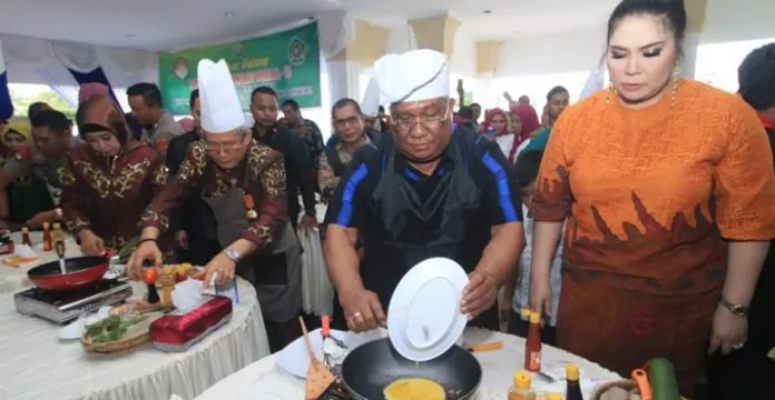 Ali Mazi dan Lukman Abunawas Adu Jago Masak Nasi Goreng di HUT Sultra