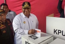 Sebelum Nyoblos, Ali Mazi Tinjau Sejumlah TPS di Kendari Sebelum Nyoblos, Ali Mazi Tinjau Sejumlah TPS di Kendari