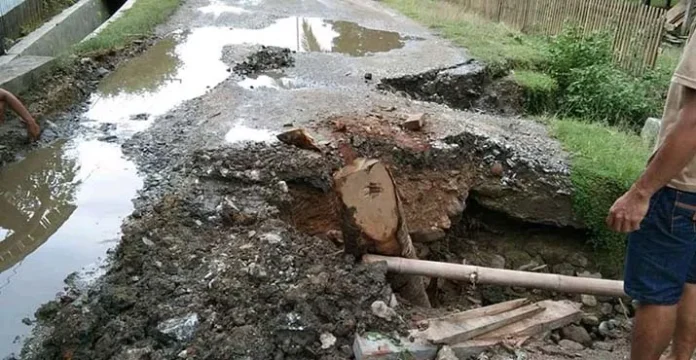 Ruas Jalan di Bombana Amblas Akibat Diguyur Hujan