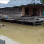 Warga Korban Banjir di Kolut Krisis Air Bersih Warga Korban Banjir di Kolut Krisis Air Bersih