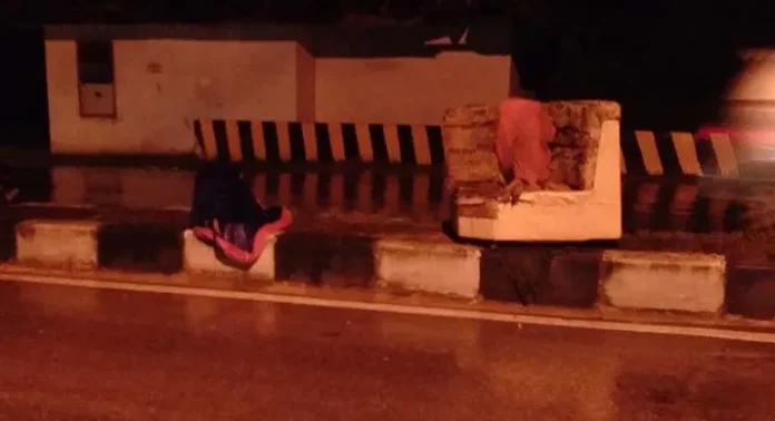 banjir_bersihkan Banjir Kendari Surut, Warga Mulai Bersihkan Rumahnya