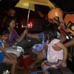 Basarnas Kendari Evakuasi 36 Orang Korban Banjir Basarnas Kendari Evakuasi 36 Orang Korban Banjir