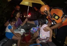 Basarnas Kendari Evakuasi 36 Orang Korban Banjir Basarnas Kendari Evakuasi 36 Orang Korban Banjir