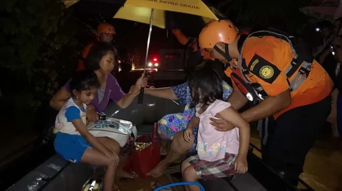 Basarnas Kendari Evakuasi 36 Orang Korban Banjir