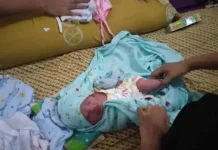 Dikira Kucing, Bayi Perempuan di Muna Ditemukan Terbungkus Kantong Plastik Dikira Kucing, Bayi Perempuan di Muna Ditemukan Terbungkus Kantong Plastik