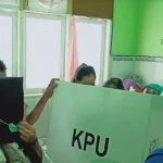 Satu Pasien Asal Kabaena Gunakan A5 di RSUD Bombana Petugas KPPS mengunjungi beberapa warga sakit di wilayah Rumbia Tengah.