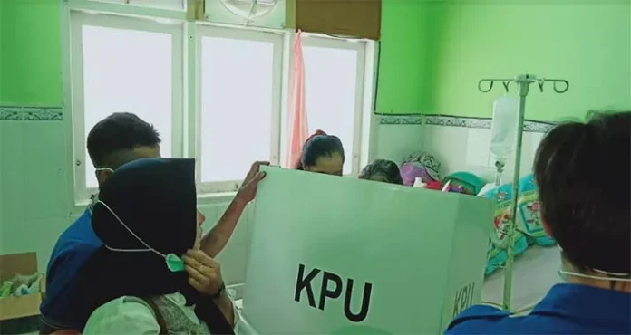 Petugas KPPS mengunjungi beberapa warga sakit di wilayah Rumbia Tengah.