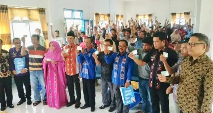 bpjs Peduli Petani dan Nelayan, Bupati Bombana Serahkan 6.000 Kartu BPJS Ketenagakerjaan