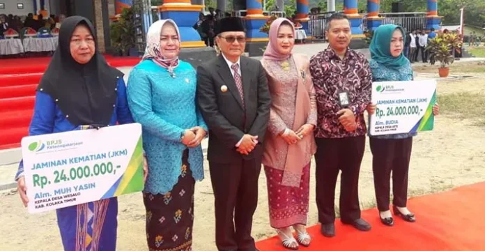 Bupati Koltim Serahkan Santuan Kematian BPJS Ketenagakerjaan Rp48 Juta