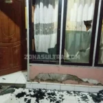 Puluhan Oknum Brimob Ubrak-abrik Rumah Seorang Nenek di Kendari Puluhan Oknum Brimob Ubrak-abrik Rumah Seorang Nenek di Kendari