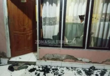Puluhan Oknum Brimob Ubrak-abrik Rumah Seorang Nenek di Kendari Puluhan Oknum Brimob Ubrak-abrik Rumah Seorang Nenek di Kendari