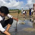 Peringati Hari Bumi, Mahasiswa FISIP Tanam Mangrove di Pesisir Tondongeu Peringati Hari Bumi, Mahasiswa FISIP Tanam Mangrove di Pesisir Tondongeu