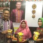 Wali Kota Kendari Apresiasi PSU Berjalan Lancar HALO SULTRA - Wali Kota Kendari Sulkarnain bersama Ketua Tim Penggerak PKK Kota Sri Lestari memamerkan produk olahan produksi UMKM warga kota dalam acara Pameran Halo Sultra ke 55. (Ros/ZONASULTRA.COM)