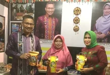 Wali Kota Kendari Apresiasi PSU Berjalan Lancar HALO SULTRA - Wali Kota Kendari Sulkarnain bersama Ketua Tim Penggerak PKK Kota Sri Lestari memamerkan produk olahan produksi UMKM warga kota dalam acara Pameran Halo Sultra ke 55. (Ros/ZONASULTRA.COM)