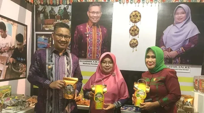 HALO SULTRA - Wali Kota Kendari Sulkarnain bersama Ketua Tim Penggerak PKK Kota Sri Lestari memamerkan produk olahan produksi UMKM warga kota dalam acara Pameran Halo Sultra ke 55. (Ros/ZONASULTRA.COM)