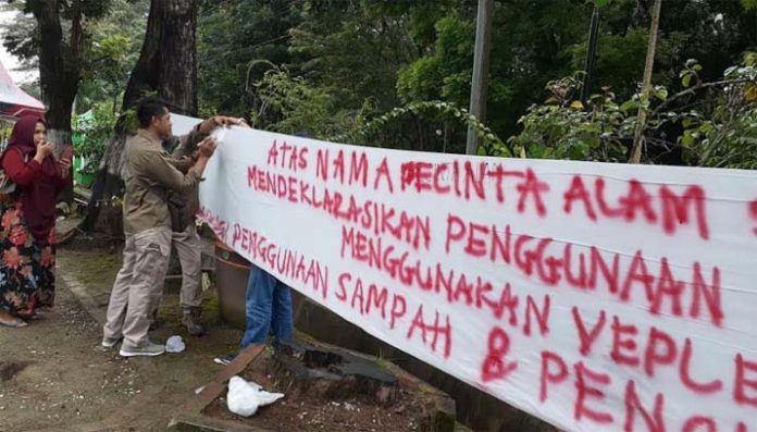 Pecinta Alam Long March dari UHO ke Tamkot, Kumpulkan Sampah dan Paku