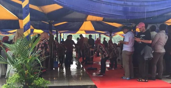 Hujan Deras Iringi Upacara HUT Sultra ke-55