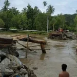 Jembatan Penghubung di Wolo Kolaka Putus Jembatan Penghubung di Wolo Kolaka Putus