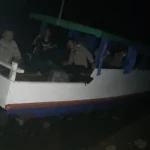 Kapal Muat Enam Kotak Suara Pemilu Terdampar di Pulau Meong Kapal Muat Enam Kotak Suara Pemilu Terdampar di Pulau Meong
