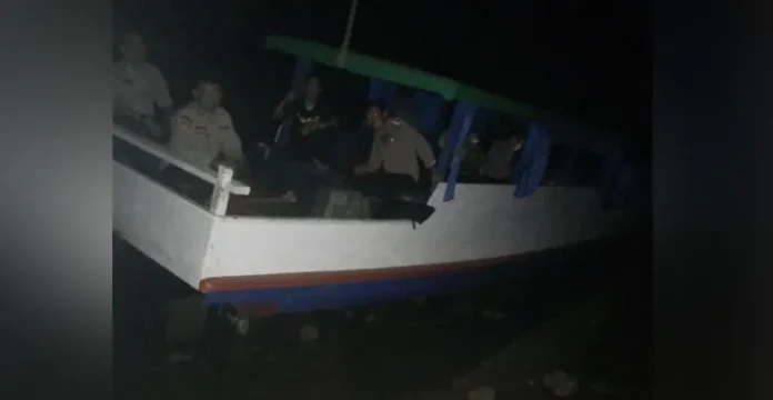 kapal_pemilu_terdampar Kapal Muat Enam Kotak Suara Pemilu Terdampar di Pulau Meong
