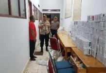 Kapolres Kolaka Larang Personel Tinggalkan Kantor KPU Kapolres Kolaka Larang Personel Tidak Tinggalkan Kantor KPU
