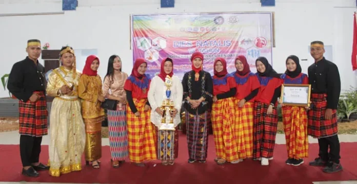 Mahasiswa Poltekkes Kendari Kenakan Pakaian Adat Peringati Hari Kartini