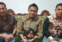 Sosialiasi Tuntas, KPUD Muna Optimis Partisipasi Pemilih Capai 80 Persen Ketua KPUD Muna, Kubais dan dua komisioner.