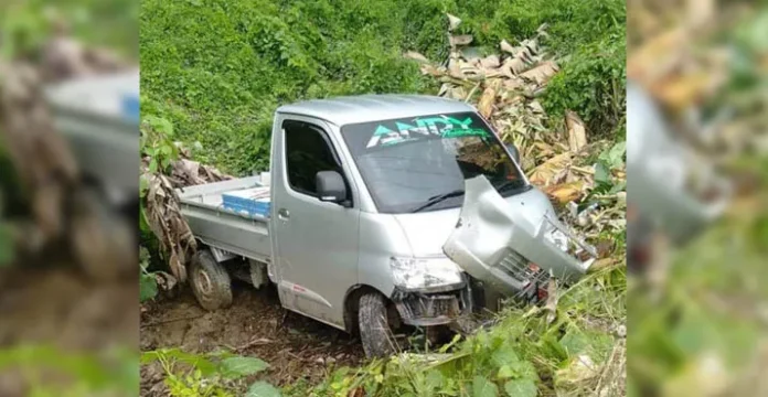 lakalantas_kolut Hilang Kendali, Mobil Pengangkut Ikan di Kolut Terperosok ke Jurang